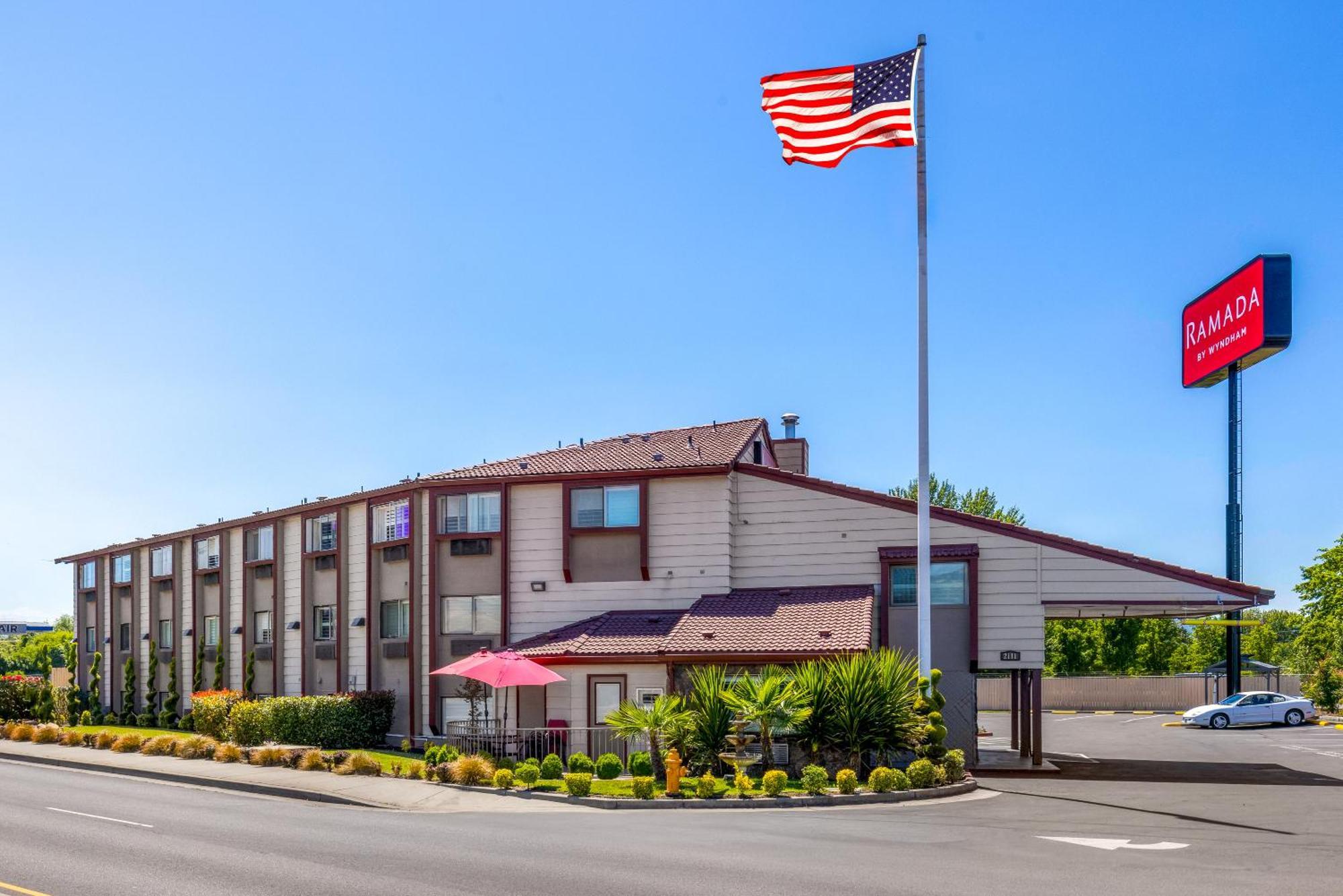 Motel Ramada By Wyndham Medford Airport North Exterior foto